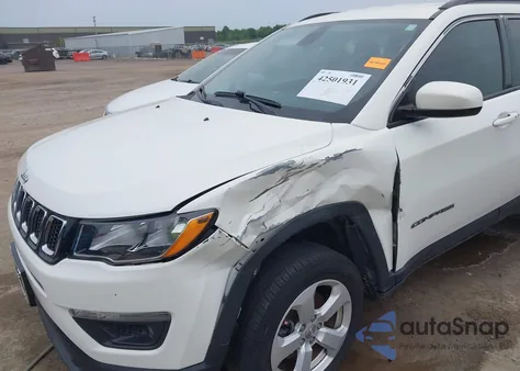 2018 Jeep Compass Latitude 4X4 z USA, uszkodzony, nr VIN 3C4NJDBB4JT453583